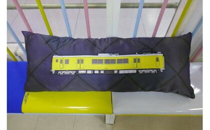 電車の抱き枕 JR宇部線・小野田線デザイン 100cm×40cm (カラー：現行色) 山口県 宇部市 JR西日本 宇部線 小野田線 国鉄 車両 105系 123系 抱き枕 電車 枕 インテリア シック 寝具 眠り コレクション 乗り物 プレゼント ギフト 贈り物 誕生日