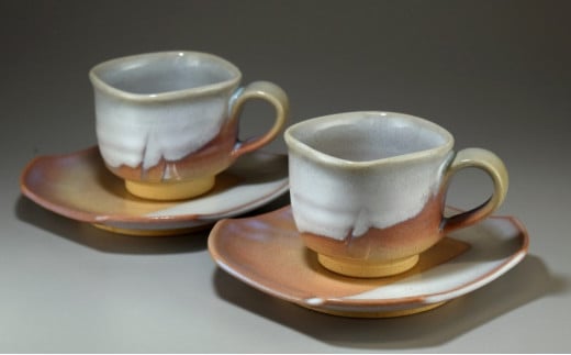 【ふるさと納税】萩焼 コーヒーカップ・ペア(四角) カップ ソーサー ペアセット ティーカップ おしゃれ 陶器 お洒落 食器 おしゃれ食器 和風食器 ギフト 人...