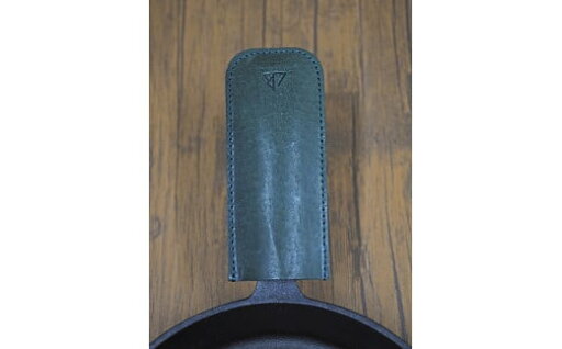 【ふるさと納税】【スキレットハンドルカバー 猪革】革好きな人へ ジビエレザー オリーブ/ ”RUFFIAN” 【ふるさと納税】【スキレットハンドルカバー 猪革】革好きな人へ ジビエレザー オリーブ/ ”RUFFIAN”