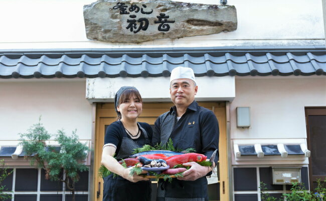 【ふるさと納税】室戸の恵み！海洋深層水の塩で味付け！初音の鶏もも肉の塩焼き2本【3回定期便】 骨付き 味付き 肉 鶏肉 もも肉 モモ肉 鳥肉 とり肉 塩焼き しお焼き 焼き鳥 焼鳥 やきとり ヤキトリ パーティー 惣菜 冷凍 簡単調理 送料無料 hn106