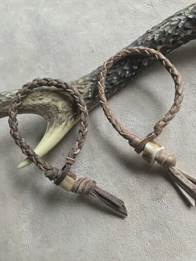 【ふるさと納税】鹿角ビーズ付 鹿革ブレスレット 【選べるデザイン 銀面仕上げ/磨き床面仕上げ】革小物 革 かわ レザー シカ しか アクセサリー 送料無料 高知...