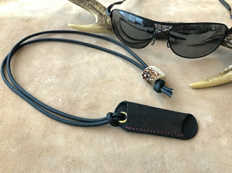 【ふるさと納税】鹿革のホルダー【黒】眼鏡かけ ペンホルダー メガネホルダー ストラップ 革小物 革製