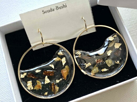 【ふるさと納税】波型フープピアス(ラメ風宗田節入りのレジンアクセサリー)ハンドメイド作品 レジン ピアス カジュアル かわいい アクセント おしゃれ かつお節 ...