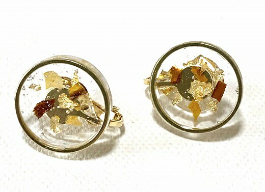 【ふるさと納税】イヤリング（ラメ風宗田節入りのレジンアクセサリー）(スタッドタイプ)ハンドメイド作品 ゴールド カジュアル かわいい アクセント おしゃれ かつお節 個性的 オリジナル 結婚式 キラキラ 高知県 高知 土佐清水 ふるさとのうぜい 故郷納税【R00515】