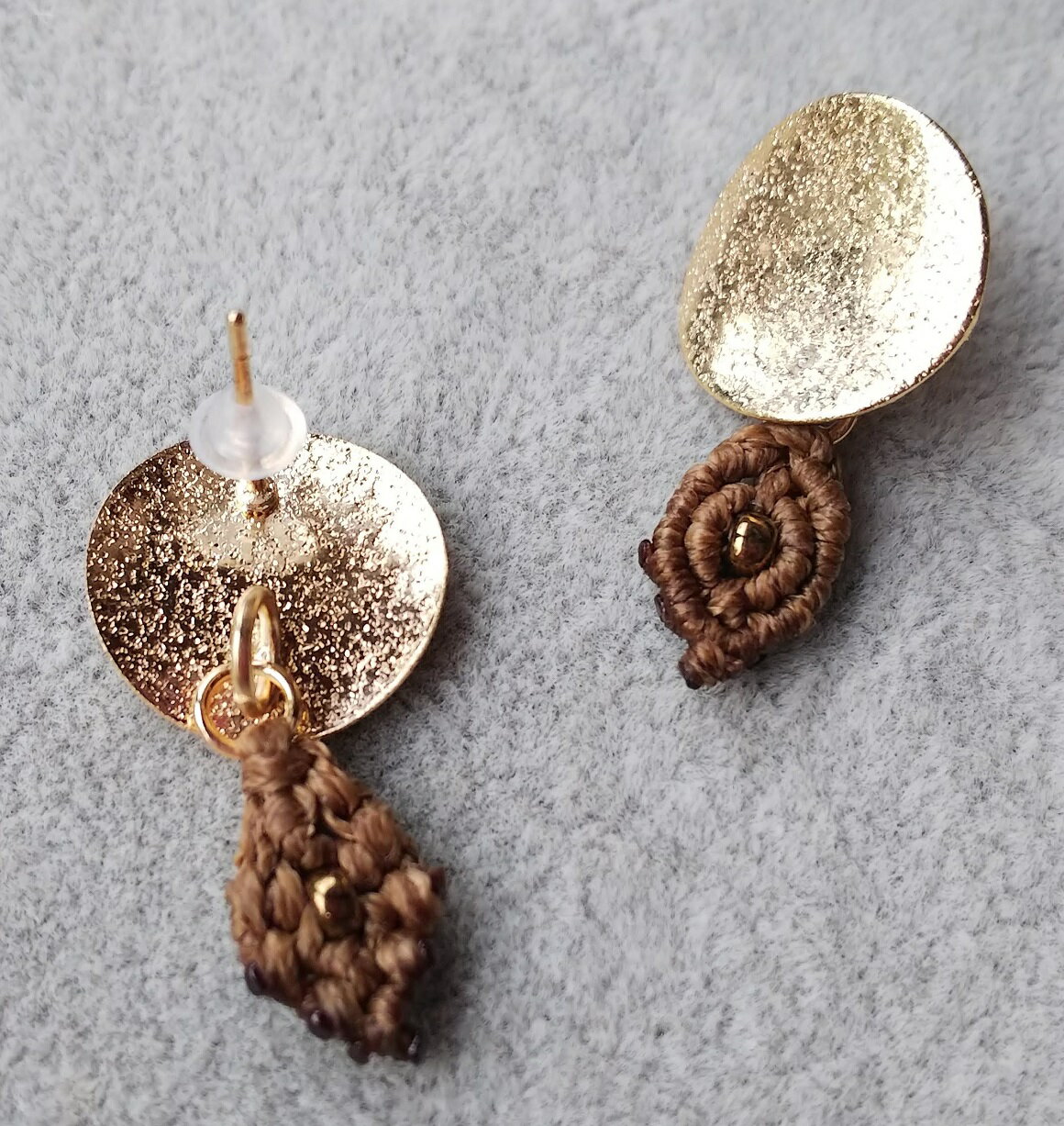 【ふるさと納税】マクラメ編みのピアス（丸×ブラウンのスクエアモチーフ）アクセサリー ハンドメイド 作家作品 スタッドピアス キャッチ式ピアス ジュエリー おしゃれ レディース ギフト 贈り物 プレゼント 母の日 日常使い【R01165】