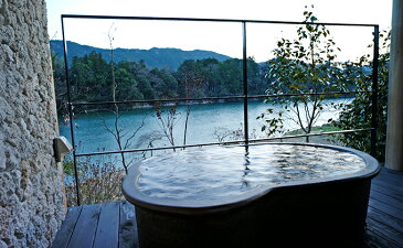 【ふるさと納税】【カミの湖畔で過ごす特別な空間・湯に浸り音を浴びる】湖畔遊　1泊2食付き2名様（里山懐石）　【旅行・温泉・高級宿・宿泊券・旅行・宿泊券】