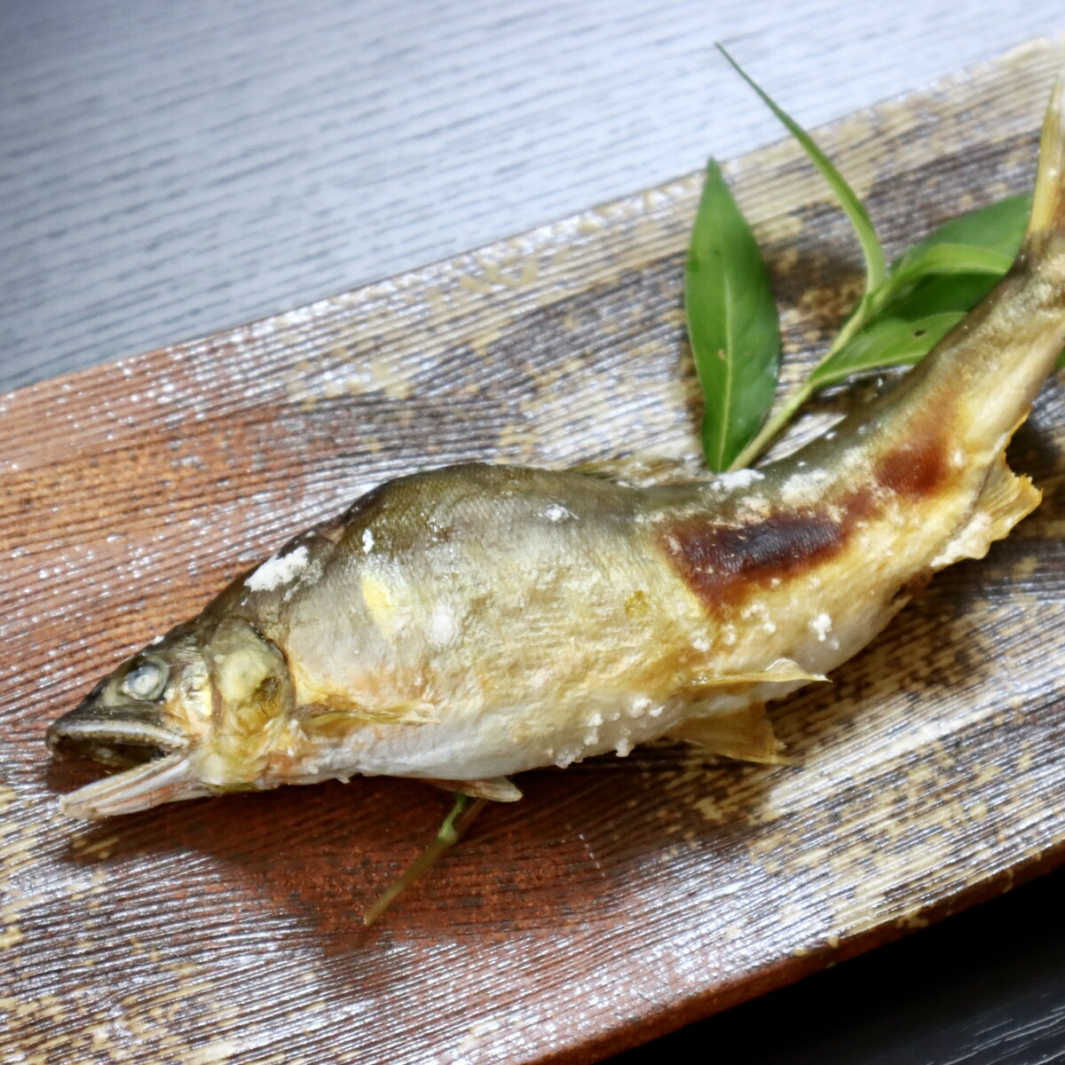 【ふるさと納税】仁淀川の天然鮎（4匹〜8匹)★冷凍 川魚 友釣 しゃくり グリル アユ 冷凍 あゆ 若鮎 使いやすい 調理 塩焼き 甘露煮 天然 産地直送