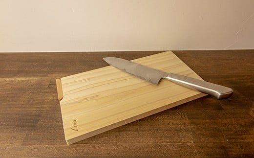 【ふるさと納税】お料理が上質の癒し時間に！ふんわり香る四万十ひの木のスタンド付きまな板　／Adf-A70のサムネイル