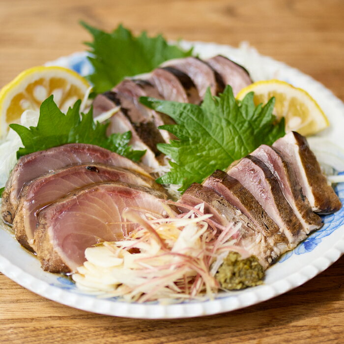 宿毛湾で水揚げされた天然ブリを藁焼きタタキにしてお届けします！ 宿毛湾で水揚げされた天然ブリの特徴は、大海原を回遊しているために身が引き締まりながら脂が乗っているのが特徴です。 水揚げ後に、藁でブリを焼くために口に入れると藁の香りとブリの美味しさが味わえます。 ブリの解凍方法は、約15分流水につけてください。 召し上がる直前に再度ブリを炙ると藁の香りが引き立ちます。 ■名称：天然ブリの藁焼きタタキ ■内容量 天然ブリの藁焼きタタキ（120g）×5P、ポン酢5袋入り ■原材料 ブリ（高知県産） 無添加ポン酢：しょうゆ（大豆・小麦を含む）、醸造酢、砂糖、ゆず果汁、みりん、魚貝エキス、酵母エキス ■賞味期限：発送より3か月 ■保存方法：冷凍 ■事業者名：株式会社HATA AGE ■■■■■■■必ずお読みください■■■■■■■ ※画像はイメージです。 ※お受け取り後すぐに中身をご確認いただき、万が一返礼品に問題がある場合は、お受取日より2日以内に画像を添付していただき、大月町役場産業振興課(TEL0880-73-1115)までご連絡をお願いいたします。 ※長期不在等により配送業者の再配達可能期間内にお受け取りになれなかった場合、返礼品を再送することはできません、発送期間内に3日以上不在の予定がある場合は必ず備考に記載してください。 ※転居をされた場合は必ずご連絡ください。連絡のないまま元々の住所宛てに発送した返礼品を別住所に配達する場合、受取人様に着払いでご負担いただくことになります(贈答用も同様)。また、再送などの補償は出来ません。ご了承ください。 ※思っていた味ではないなど、寄付者様の味覚による理由についての再発送は行っておりません。 ■■■■■■■■■■■■■■■■■■■■■■■■ ・ふるさと納税よくある質問はこちら ・寄付申込みのキャンセル、返礼品の変更・返品はできません。あらかじめご了承ください。「ふるさと納税」寄付金は、下記の事業を推進する資金として活用してまいります。 寄付を希望される皆さまの想いでお選びください。 (1) 皆さんの熱い思いで大月をつくる事業 (2) ふるさとへの思いに応える事業 (3) 働く人を支えるまちの発展事業 (4) 心やすらぐ自然や風景を守る事業 (5) その他、町長が必要と認める事業 特段のご希望がなければ、町政全般に活用いたします。 入金確認後、注文内容確認画面の【注文者情報】に記載の住所にお送りいたします。 発送の時期は、寄付確認後2日以内を目途に、お礼の特産品とは別にお送りいたします。