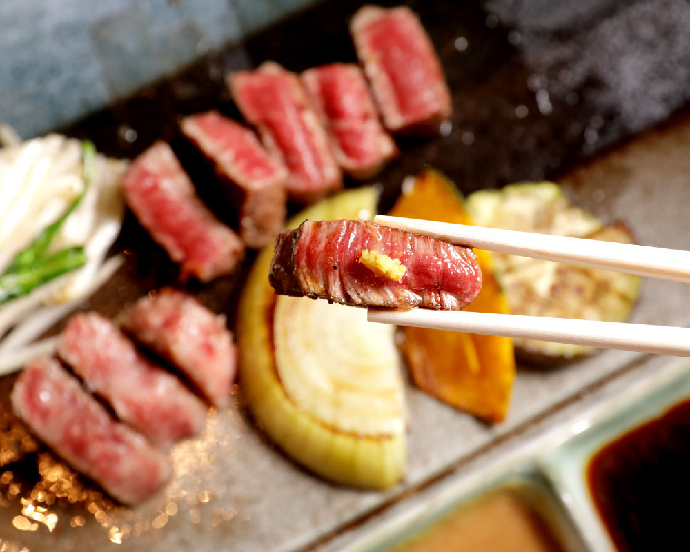 【ふるさと納税】福岡県 鉄板焼 桜 黒毛和牛ディナーコース お食事券 1名様分 特別コース 黒毛和牛 夕食 体験 チケット 旅行 施設利用券 鉄板焼き コース料理 カウンター席 要予約 3