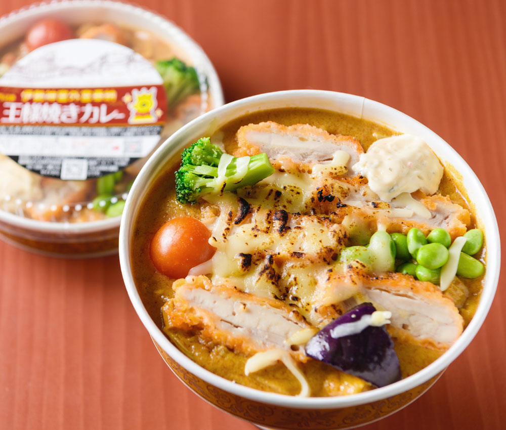 お家に居ながらして、宮崎名物と門司港名物が一度に味わえるわがままな一品。ボリュームもたっぷり！ひと皿400g超のチキン南蛮の王様焼きカレー。辛さは中辛より控えめな辛さ。　【ふるさと納税】チキン南蛮焼きカレー 1食400g 選べる 4食 / 8食 / 12食 / 16食 / 20食 焼きカレー カレー チキン南蛮 国産米 鶏肉 タルタルソース 中辛 カレーライス ご当地グルメ チーズ 電子レンジ 簡単 北九名物 冷凍 福岡県北九州市