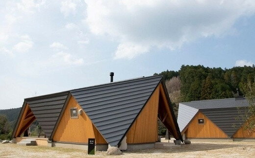 【ふるさと納税】 <奥八女焚火の森キャンプフィールド>コテージ宿泊券 旅行 自然 九州 福岡 八女市 旅行 自然 アウトドア お泊り お出かけ キャンプ 焚火 ...