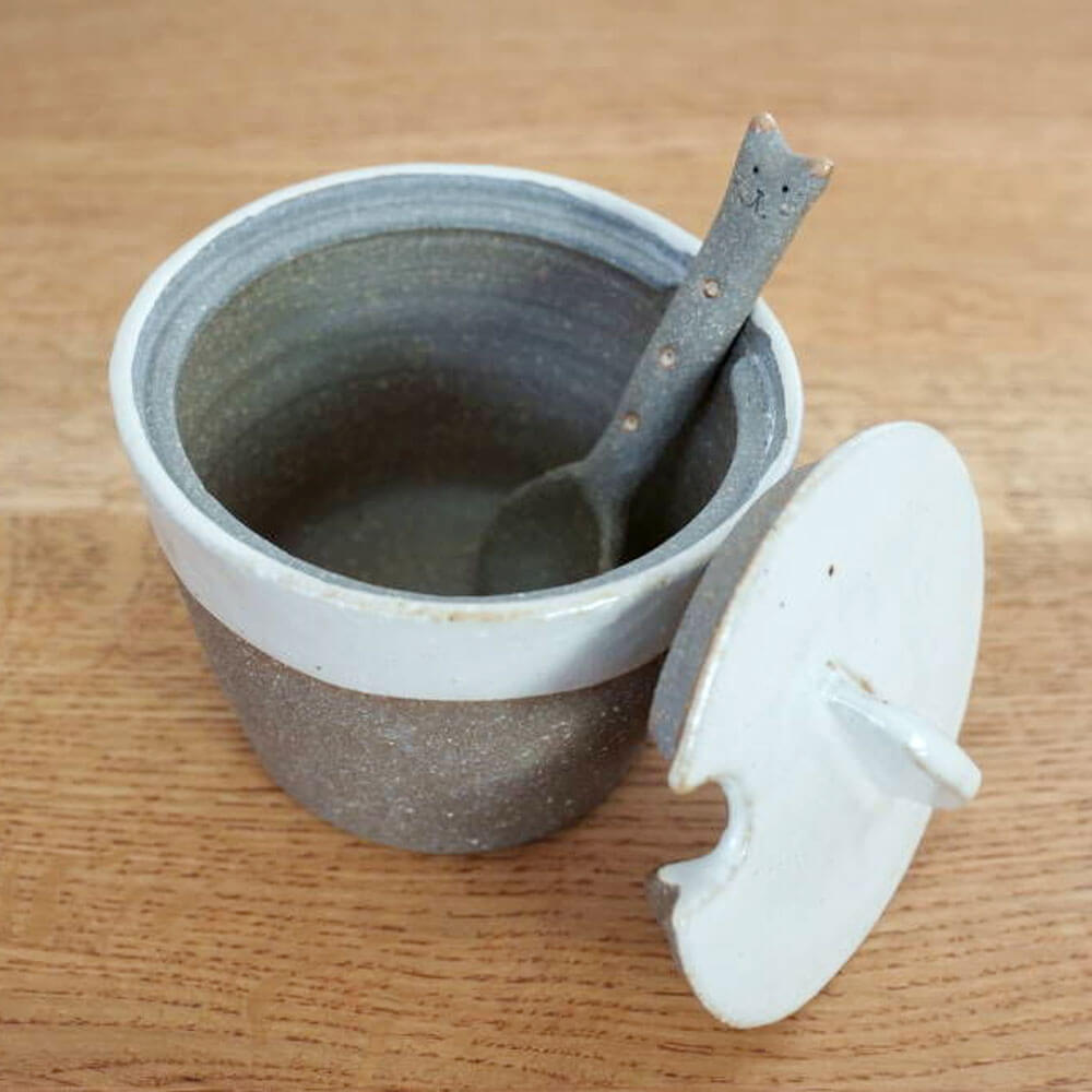 【ふるさと納税】塩壺 スプーン付き 塩ポット ソルトポット 猫 しおつぼ 塩入れ 日本製 陶工房 浩hiro 九州 福岡県 太宰府市 送料無料