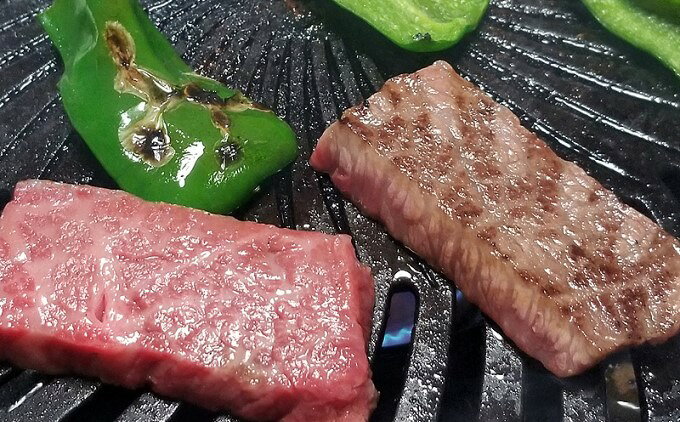 【ふるさと納税】牛肉 肩ロース ステーキ ミニ A5～A4 博多和牛 400g ソース 塩胡椒付 化粧箱入 配送不可 離島 お肉 とろける 霜降り サシ ブランド和牛 やわらかい ジューシー 旨み f402281-asakura-10002844 福岡県朝倉市 サンプル画像3
