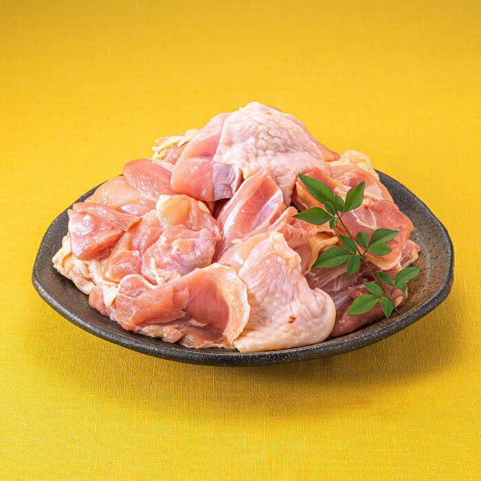 商品説明 開発背景／福岡県は江戸時代から養鶏が盛んで、「水炊き」や「筑前煮」等の鶏肉を使用した郷土料理が多く、食品関係者は外来種のブロイラーではない、郷土料理に合う鶏肉を探していました。 そこで、在来種である大軍鶏「石松」(闘鶏で無敵を誇った大軍鶏の固有名)を基に、高品質鶏肉の開発を進め、現在の「はかた地どり」が開発されました。 飼育環境／衛生的な広い鶏舎で、ストレスを抑えて育てられています。 安全性／通常、抗生物質を使用しない期間は出荷前7日間ですが、「はかた地どり」は60日以上という、より安全な基準で管理されています。 生産工場／鶏肉処理業界で初の食品安全管理規格(JFS－B規格)の適合証明を取得した工場で加工されています。 人気の理由／旨味成分のイノシン酸を多く含んでおり、噛む程に増す旨味と地鶏の硬さが抑えられた、適度な歯ごたえのバランスが人気の理由です。 機能性食品／2019年に生鮮食肉としては初めて、加齢で衰えやすい認知機能向上をサポートする効果があるという事で、「機能性表示食品」として、「はかた地どり」のむね肉が認定されました。 上記の特徴を持つ「はかた地どり」を使用したもも肉の切身です。 ※写真はイメージです。 名称 【はかた地どり】もも肉切身.AB331 内容量 もも肉切身200g×4 原材料 鶏肉(福岡県産) 賞味期限 冷凍2年 保存方法 要冷凍（‐18℃以下で保存） アレルギー 鶏肉 配送について ※ご入金確定日から、1～2ヶ月程で発送させて頂きます。但し、12月～1月にご寄附を頂いた場合は、お届けまでにお時間がかかることがございます。何卒、ご了承ください。 ※返礼品の配送に関して日付指定はお受けできませんのでご注意ください。 配送温度帯 冷凍 提供事業者 株式会社ジェイアイランド 連絡先について ●ふるさと納税の申込・ワンストップ特例申請について 新宮町役場　総務課 〒811-0192 福岡県新宮町緑ケ浜1-1-1 TEL：092-963-1730　FAX：092-962-2078 メール：f403458-shingu@shop.rakuten.co.jp ●返礼品の内容・配送について 一般社団法人新宮町おもてなし協会 〒811-0192 福岡県糟屋郡新宮町下府2-6-8 TEL：092-985-6532 メール:f403458-shingu_2@shop.rakuten.co.jp ・ふるさと納税よくある質問はこちら ・寄附申込みのキャンセル、返礼品の変更・返品はできません。寄附者の都合で返礼品が届けられなかった場合、返礼品等の再送はいたしません。あらかじめご了承ください。【ふるさと納税】【はかた地どり】もも肉切身.AB331 ご寄付ありがとうございます