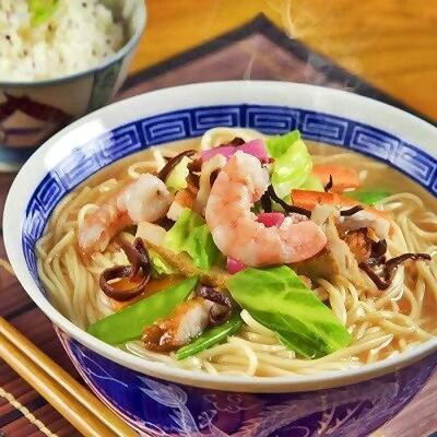 福岡県筑前町 【ふるさと納税】本場九州ラーメン2種セット 博多風とんこつ味&久留米豚骨醤油スープ かすり化粧箱入(各8人前)×2箱 | 楽天ふるさと 納税 お取り寄せグルメ 取り寄せ グルメ 食品 ハンバーグ お取り寄せ 食品 加工食品 冷蔵 人気 おすすめ 街道カフェやまぼうし 送料無料 画像3