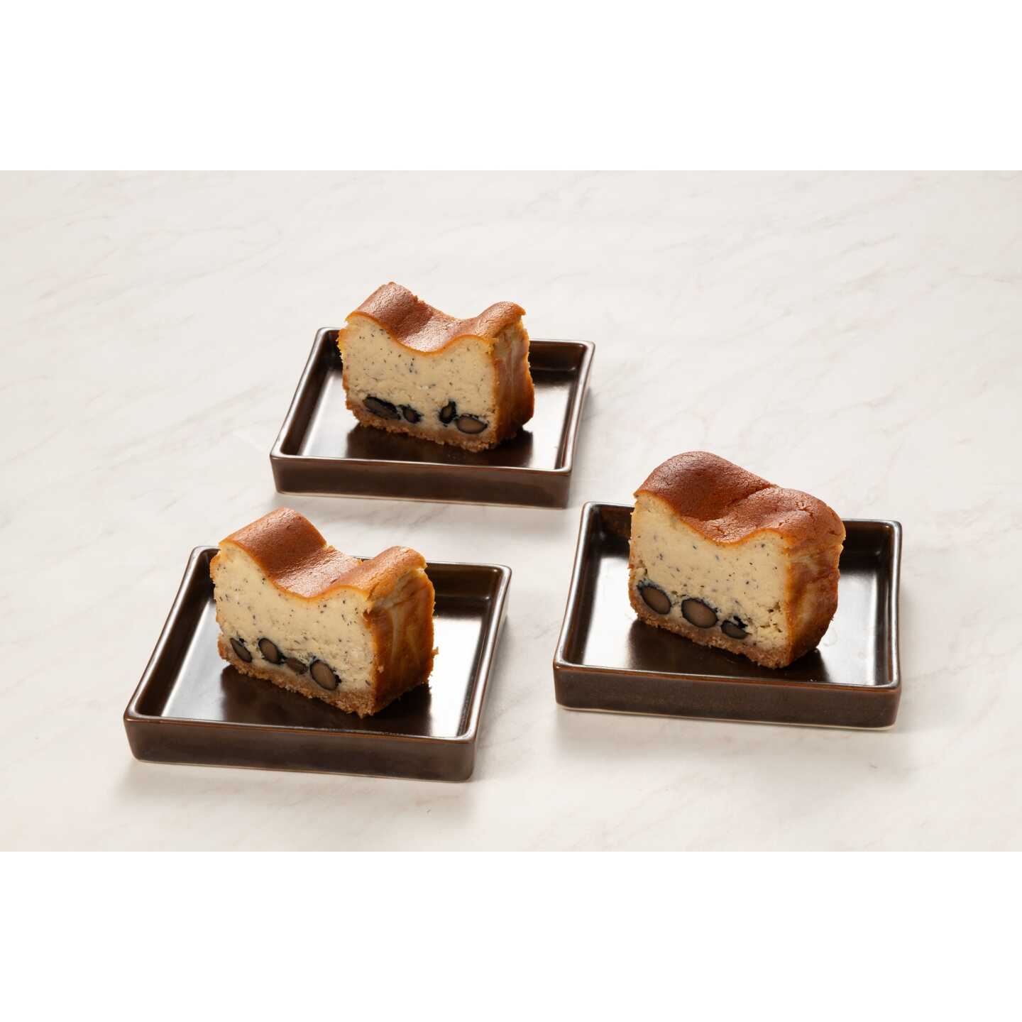 黒豆チーズケーキは、こだわりの丹波産黒豆を使用し、ふっくらと炊き上げた黒豆をシンプルに仕上げた贅沢な逸品です。 黒豆の深い甘みと、チーズケーキの優しい風味が絶妙に絡み合い、一口ごとに心を満たすひとときをお楽しみいただけます。 特別なひと時や大切な方とのおもてなしにぴったりなスイーツです。 商品説明 名称「楊柳亭THE GIFT」老舗料亭の黒豆チーズケーキ/合名会社楊柳亭 内容量黒豆チーズケーキ：470g 原料原産地煮豆：国内製造 加工地佐賀県小城市 賞味期限製造日より冷凍90日 ※お召し上がりの際は、冷蔵庫で解凍し、常温に戻してからお召し上がりください。 ※開封後はお早めにお召し上がりください。 アレルギー表示含んでいる品目：卵・乳・小麦・大豆 配送方法冷凍 配送期日入金確認後、3週間程度で発送 ※配送日・曜日の指定は出来かねます。 ※長期不在等で受取不可の日程がある場合は、お申し込み時に必ず「備考欄」にご記入ください。 提供事業者楊柳亭 スイーツ デザート 洋菓子 ちーずけーき 国産 佐賀 さが おやつ ギフト 贈り物 人気 好評 おすすめ ランキング お取り寄せ ケーキ 菓子 チーズ 地場産品基準該当理由 佐賀県内で菓子の製造における原材料の混ぜ合わせ、焼成、冷却等を行うことで、当該返礼品の価値（価格ベース）の過半が生じている。