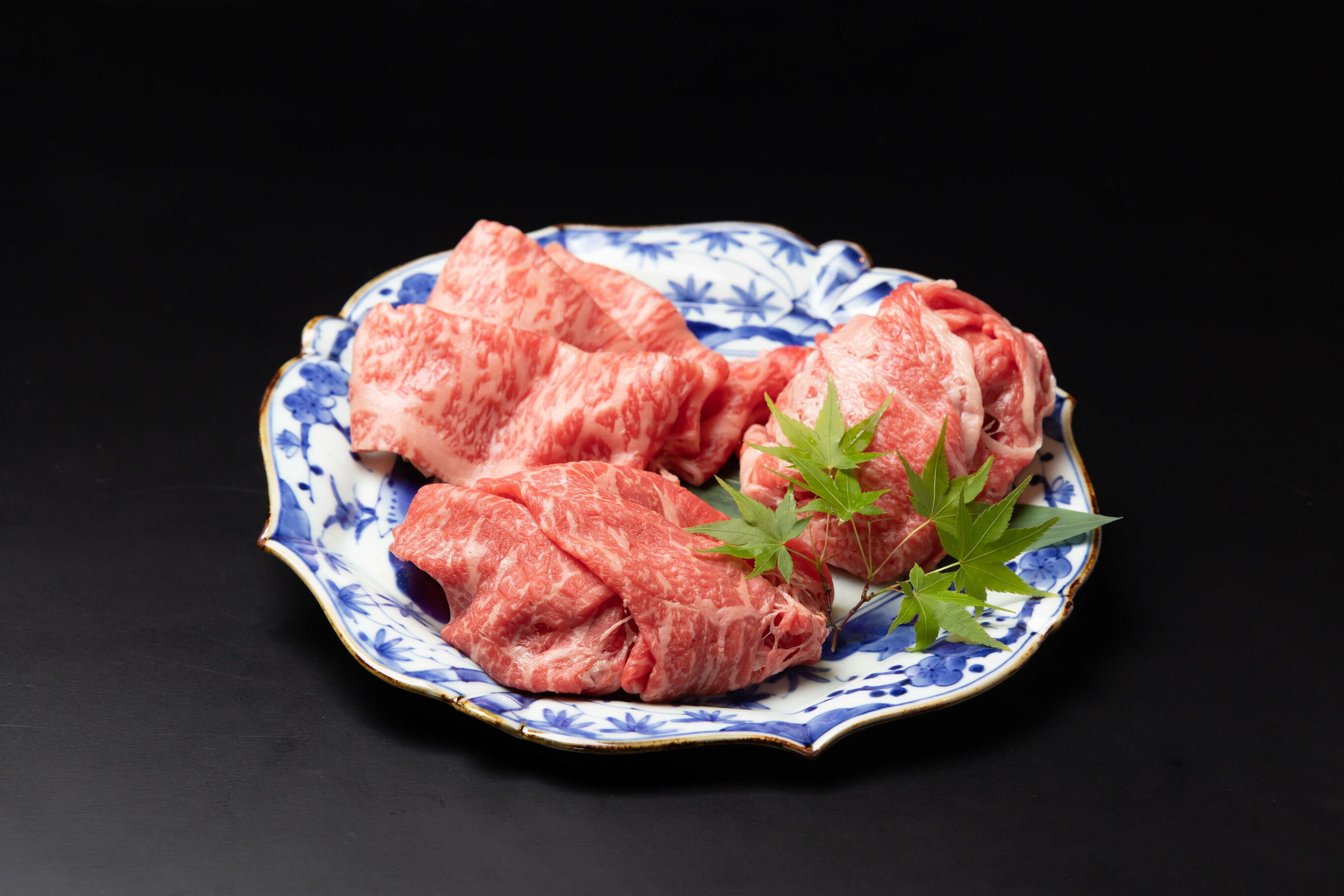 商品説明 4種焼肉　佐賀牛焼肉4種類食べ比べセット、贅沢な肉の宝石箱をご堪能ください！この特別なセットは、ロース、カメノコの2種類を必ず含みます。このセットでは、各部位の独特な風味や食感を比べながら、佐賀牛の最高峰の味わいを存分に楽しむことができます。ロースの上質な脂身と柔らかな食感、カメノコの濃厚の旨みがたっぷり詰まった赤身など、一つ一つの部位が個性的で魅力的です。贈り物としても最適です。 【有限会社　トミヤフーズ】 ●写真はイメージです。 ●不在日がございましたら、申し込みの際の備考欄にご記入ください。 ●申し込み後に不在日ができた場合は、サポート室にご連絡ください。 伊万里市ふるさと納税サポート室 0955-58-9930 support@furusato-imari.jp ●お受け取りができない場合の再送は出来ませんので、ご了承ください。 ●配送伝票の記載は、下記の内容となります。 　お届け先：寄附者様 ／ ご依頼主：伊万里市 配送先を指定される場合 　お届け先：ご指定先 ／ ご依頼主：寄附者様 名称 食べ比べ　佐賀牛焼肉4種盛り（100g×4） J804 内容量 佐賀牛焼肉用　100g×4 アレルギー 牛肉 消費期限 冷凍庫で40日 発送期日 ●通常は、決済確認後2〜3週間で発送します。 ●11月〜1月のお申し込みについてはお届けに2〜3か月程お時間をいただく場合がございます。 ●出荷時に伝票番号を記載した「出荷完了メール」を配信します。 ●寄附金受領証明書・ワンストップ申請書は、返礼品と別にお届けします。 （ワンストップご希望の方には「切手不要の返信用封筒」を同封します。） 配送温度帯 冷凍 ギフト包装 ギフト包装をご希望の際は、備考欄へご記入ください。 提供事業者 有限会社トミヤフーズ（富乃屋） 地場産品類型 8ハ 類型該当理由 佐賀牛を使用しています。 ・ふるさと納税よくある質問はこちら ・寄付申込みのキャンセル、返礼品の変更・返品はできません。あらかじめご了承ください。