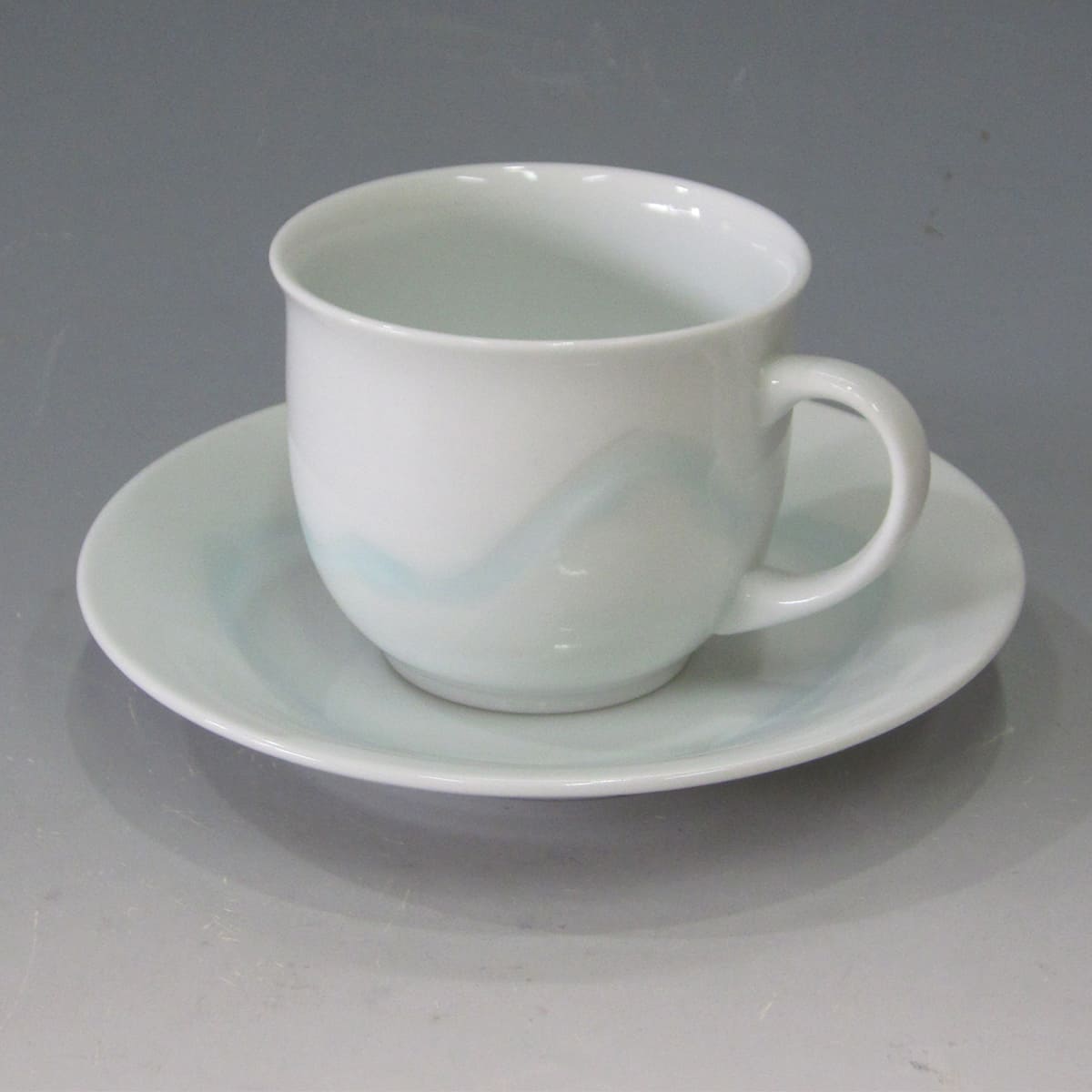 A35-113【ふるさと納税】日展会友 照井一玄作 青白磁コーヒー碗 水の中