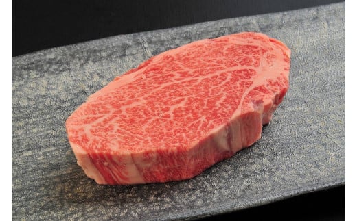 名称佐賀牛 シャトーブリアン 内容量400g (200g×2枚) 産地佐賀県 事業者豚八 配送方法冷凍配送 消費期限加工日から30日 備考※画像はイメージです。 ・ふるさと納税よくある質問はこちら ・寄附申込みのキャンセル、返礼品の変更・返品はできません。あらかじめご了承ください。【ふるさと納税】佐賀牛 シャトーブリアン 400g (200g×2枚) 幻の部位シャトーブリアン！ 一頭の牛からわずかしかとれないヒレ肉の中心、最も柔らかくきめ細やかで脂肪の少ない希少部位を生のままカットし、ブラストチラー&ショクフリーザーの強力な−40℃のファンでイッキに凍結させ、真空包装機で1枚ずつ真空パックでお届け。 全国でもブランド牛として名高い「佐賀牛」。 佐賀牛は国産黒毛和牛の中でも肉質4～5等級、霜降りの度合いを示すBMSが12段階中7以上の選ばれしお肉です。 柔らかな赤身のなかにきめの細かな美しい霜降り「艶さし」が特徴です。 寄附金の用途について 1．子育て支援に関する事業 2．教育に関する事業 3．まちづくりに関する事業 4．福祉に関する事業 5．町長おまかせ 受領証明書及びワンストップ特例申請書のお届けについて 入金確認後、注文内容確認画面の【注文者情報】に記載の住所にお送りいたします。発送の時期は、入金確認後1〜2週間程度を目途に、お礼の特産品とは別にお送りいたします。