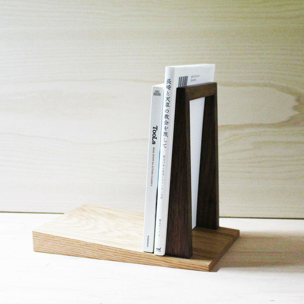 【ふるさと納税】傾斜のある 本立て 無垢材 無垢材 ナチュラル インテリア おしゃれ ラック 本棚 本立 デスク 収納 木 ブックスタンド 家具 長崎市