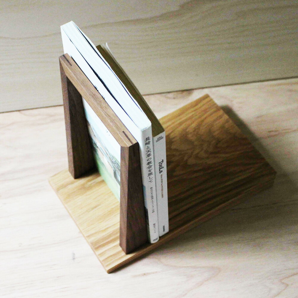 【ふるさと納税】傾斜のある 本立て 無垢材 無垢材 ナチュラル インテリア おしゃれ ラック 本棚 本立 デスク 収納 木 ブックスタンド 家具 長崎市