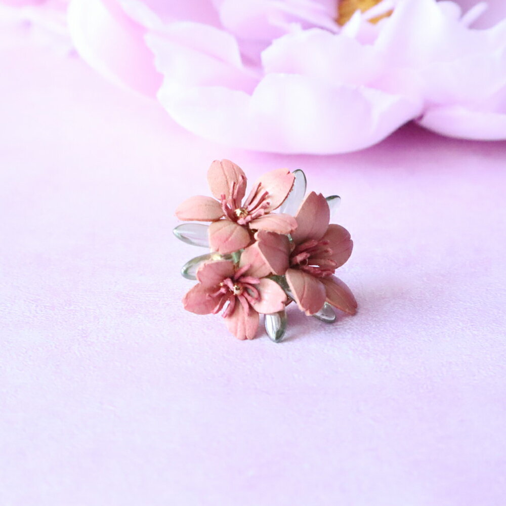 【ふるさと納税】桜 革花タックピン ピンバッジ ピンク 春レザーアクセサリー 2024 タックピン 花 フラワー モチーフ 牛革 革 レディース ハンドメイド 贈り物 プレゼント 送料無料