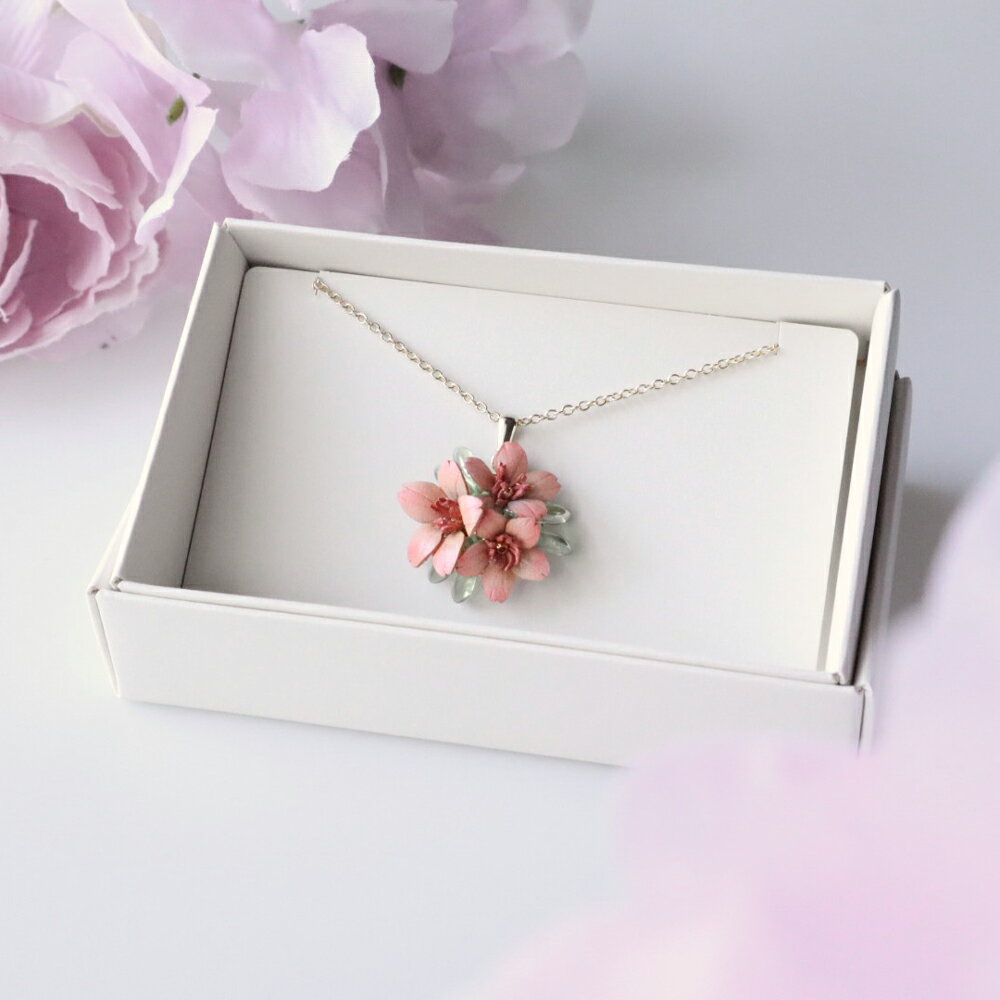 【ふるさと納税】桜 革花ネックレス ペンダント ピンク 春レザーアクセサリー 2024 春アクセサリー ネックレス 花 フラワー モチーフ 牛革 革 レディース ハンドメイド 贈り物 プレゼント 送料無料