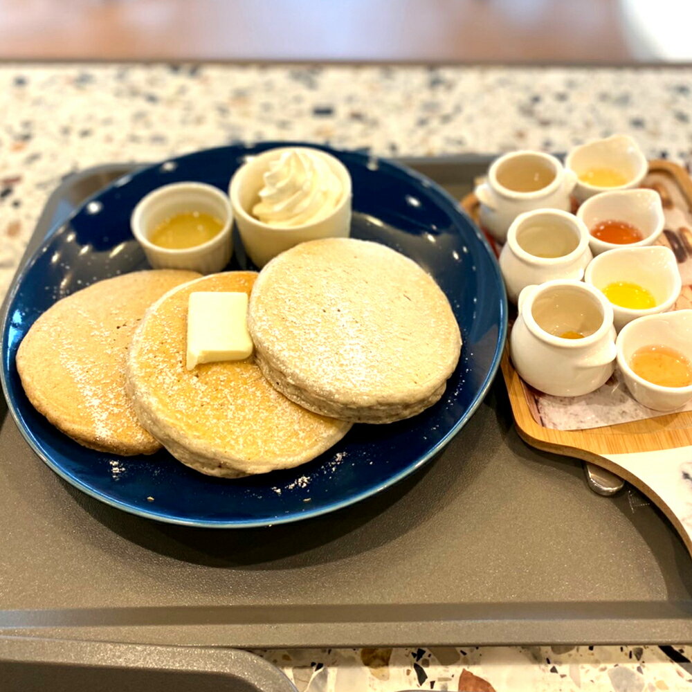 【ふるさと納税】「九州パンケーキカフェ 人吉HASSENBA店」ふるさと納税 限定コースペアお食事券 パンケーキ 自家製レモネード 竹炭ブラックソフトクリーム スイーツ テラス席 地産地消 九州産 九州 熊本 人吉 観光 復興 送料無料