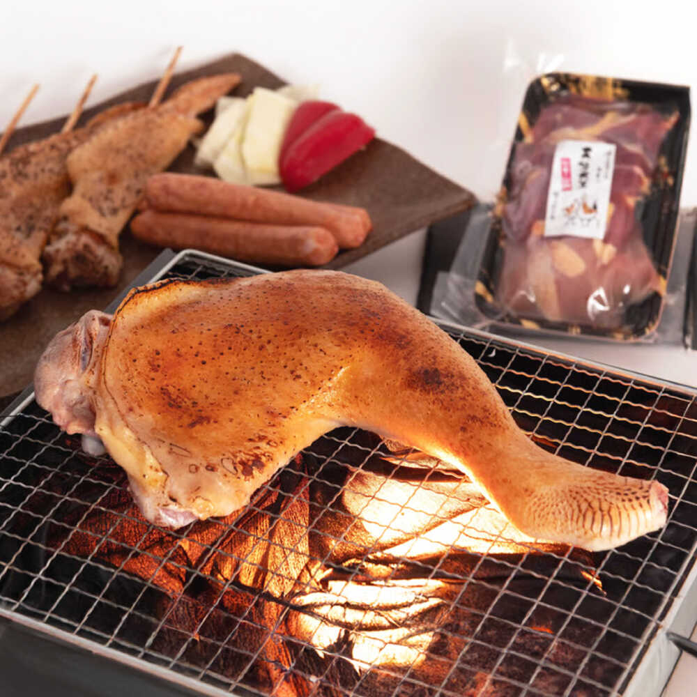 【ふるさと納税】天草大王【アウトドアセット】幻の鶏 キャンプ BBQ 骨付き もも肉 約1.1kg!! 大手羽先 ソーセージ ブツ切りミックス【くまもと食彩の力】[AYAN036] 鶏肉 鶏 肉 アウトドア キャンプ バーベキュー セット 手羽先 ウインナー ソーセージ 詰め合わせ 熊本