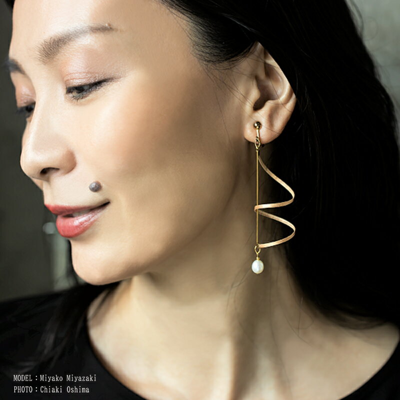 ピアス ジュエリー jewelry アクセサリー レディース 熊本 阿蘇小国杉 小国杉 工芸品 木製 K18 淡水パール ニッケルフリー素材使用 ハンドメイド ギフト プレゼント ジュエリーケース付 ogunist KALCANO tsumuji -つむじ 送料無料