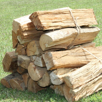 球磨産 薪 20キロ 焚付け用杉葉入り 送料無料 焚き火 キャンプ アウトドア 広葉樹 針葉樹