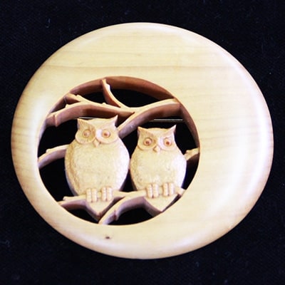 【ふるさと納税】つげの特長を生かした緻密で繊細な伝統工芸品 つげ細工 ブローチ(月にフクロウ) 約6.5cm【1116502】