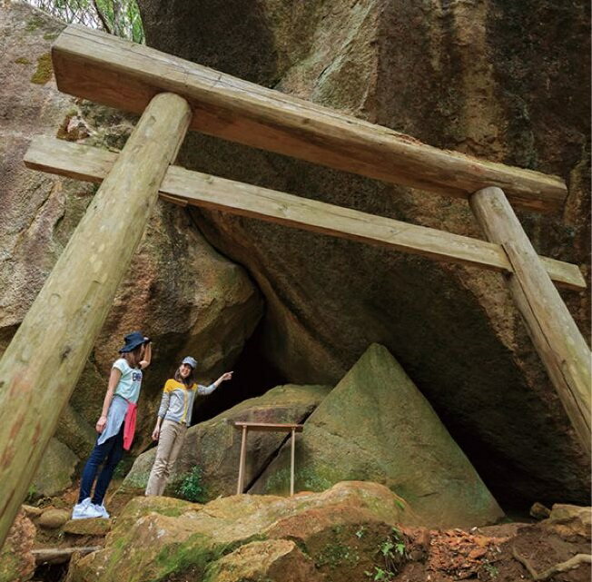 大崩山 山麓 祝子川地区 神さん山 トレッキング 体験 BBQ ケータリング バーベキュー 山 登山 アウトドア パワースポット 癒し リラックス 竹林 240段の石段 巨石 洞窟 遺跡 神石 友達 家族 宮崎県 延岡市