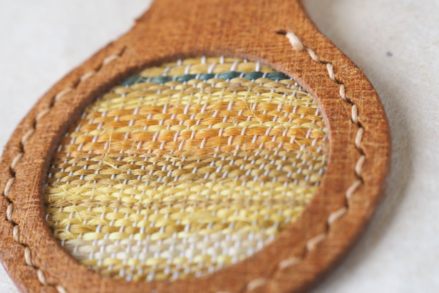 【ふるさと納税】 雑貨 キーホルダー 伊江島のハイビスカスから作った自然布のキーホルダー 1個 [ヨーナナ 沖縄県 伊江村 ie47bde340001] 手作り 革 ハイビスカス 革細工