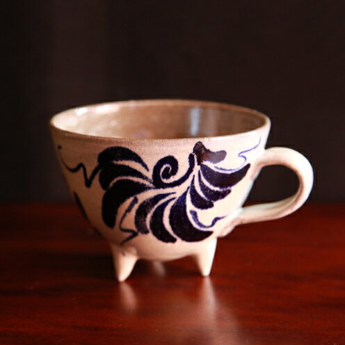 12位! 口コミ数「1件」評価「5」＜南陶窯＞三つ足カフェオレボウル【唐草】 〇 読谷村 うつわ 陶器 焼き物 久場政一 沖縄 やちむん アフリカン うちなーすぐりむん コップ 地場産品 手作り 人気商品 柄違い有 プレゼントに 足付き･･･ 