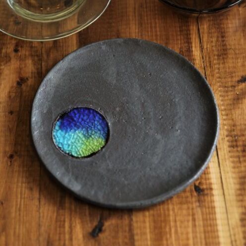 [datta.沖縄南の島陶芸工房]陶板プレート(琉球ガラスとやちむんの黒色)