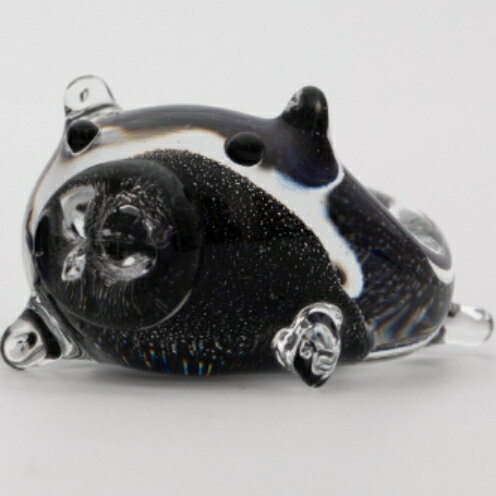 [RYUKYU GLASS WORKS 海風]ミニブタ箸置き(黒・1つ) 沖縄 人気商品 子豚ちゃん 読谷村 風水 カワイイ 贈り物に 色違い有 お揃いで キュート まぁるい 琉球ガラス 職人技 地場産品 贈り物に お祝いに インテリア