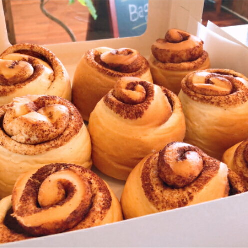 【ふるさと納税】＜songbird cafe＞シナモンロール9個セット（フロスティング付き） ☆ スイーツ 沖縄 フロスティング付き はちみつ使用 小麦粉使用 バター使用 ナッツ使用 レモンクリームチーズ 卵使用 読谷村 お試し 手作り 人気商品 冷凍商品