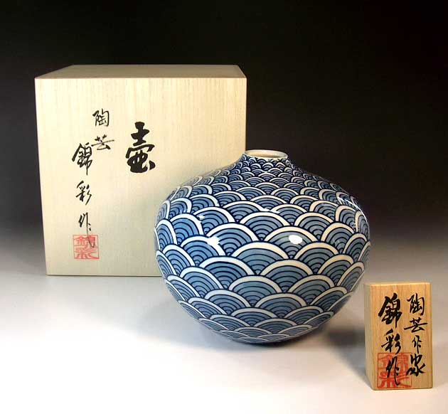 有田焼・伝統工芸・総手描き染付青海波牡丹絵飾り花瓶陶芸作家 藤井錦彩 作