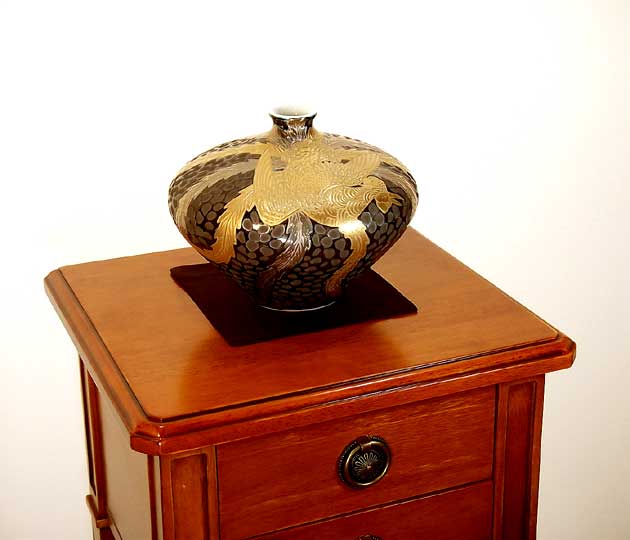 有田焼・伝統工芸・総手描き鉄釉金彩・プラチナ彩鳳凰絵飾り花瓶陶芸作家 藤井錦彩 作