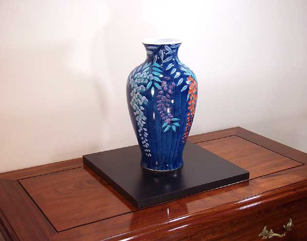 有田焼陶芸家 藤井錦彩の有田焼・伝統工芸・総手描き色鍋島様式藤絵飾り花瓶陶芸作家 藤井錦彩 作｜アングル3