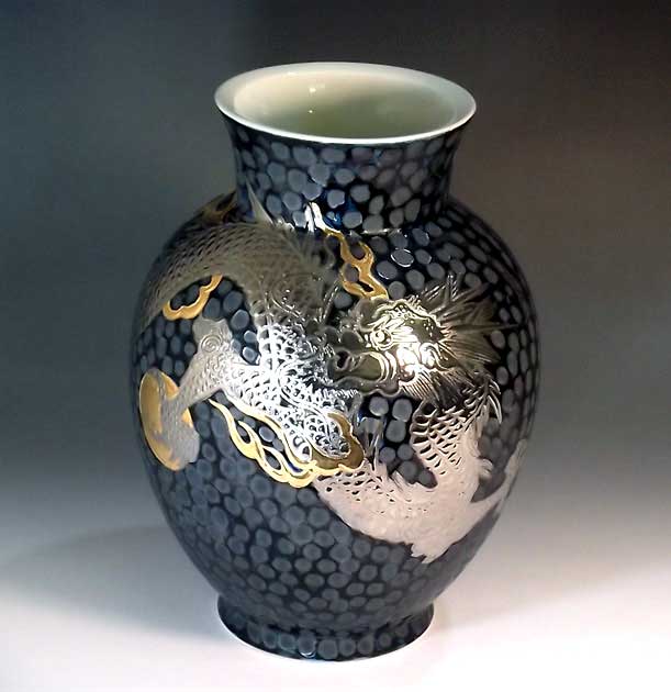 有田焼・伝統工芸・総手描き鉄釉金彩・プラチナ彩龍絵飾り花瓶陶芸作家 藤井錦彩 作 [2]