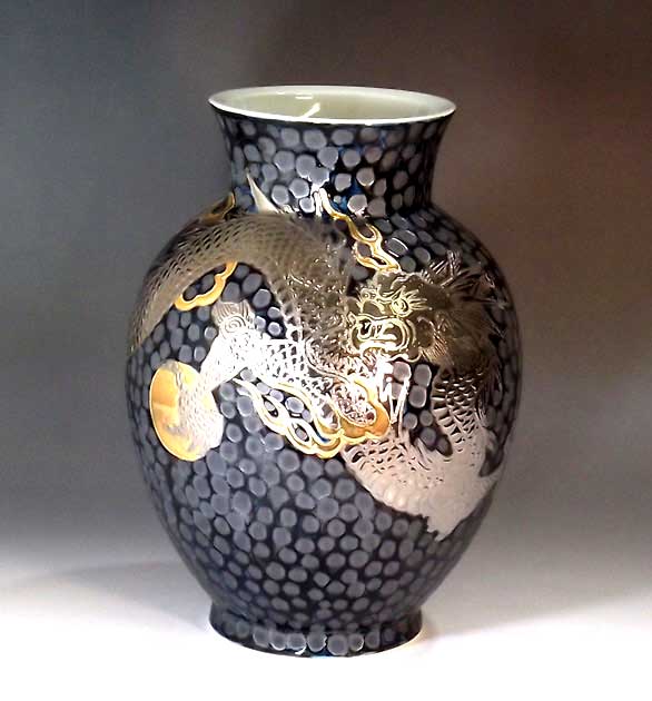 有田焼・伝統工芸・総手描き鉄釉金彩・プラチナ彩龍絵飾り花瓶陶芸作家 藤井錦彩 作
