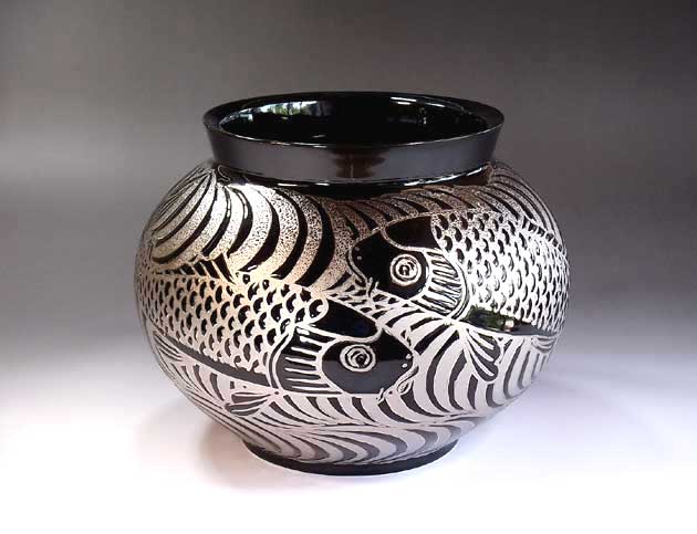 有田焼・伝統工芸・総手描き天目釉プラチナ彩流水鯉絵飾り花瓶陶芸作家 藤井錦彩 作