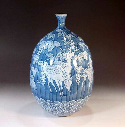 有田焼・伝統工芸・総手描き染付葡萄鹿遊図飾り花瓶陶芸作家 藤井錦彩 作 有田焼・伝統工芸・総手描き染付葡萄鹿遊図飾り花瓶陶芸作家 藤井錦彩 作