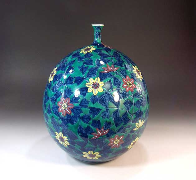 有田焼・伝統工芸・総手描き色鍋島様式鉄線花絵飾り花瓶陶芸作家 藤井錦彩 作