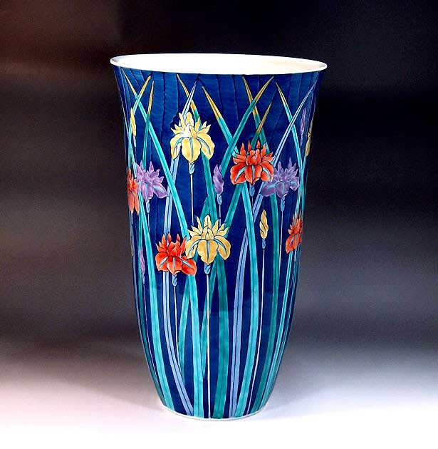 有田焼・伝統工芸・総手描き色鍋島様式菖蒲絵飾り花瓶陶芸作家 藤井錦彩 作