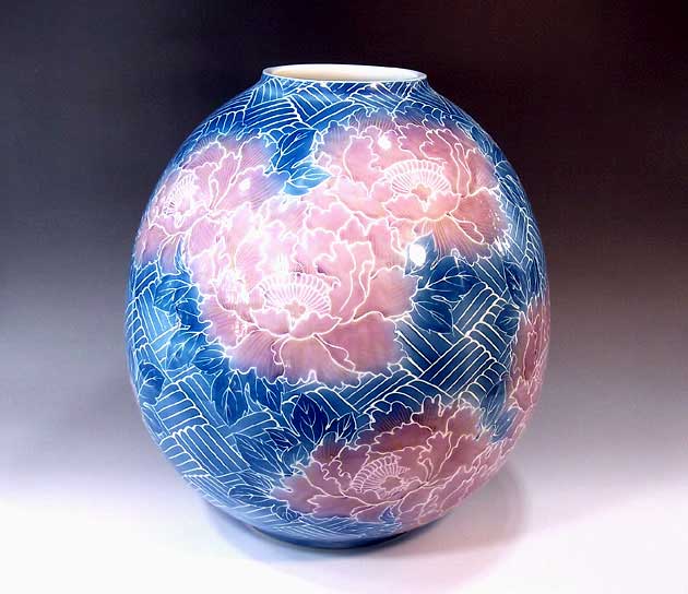 有田焼・伝統工芸・総手描き金彩墨はじき釉裏紅牡丹絵飾り花瓶陶芸作家 藤井錦彩 作