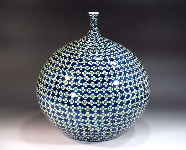 有田焼・伝統工芸・総手描き色鍋島様式梅花文様飾り花瓶陶芸作家 藤井錦彩 作